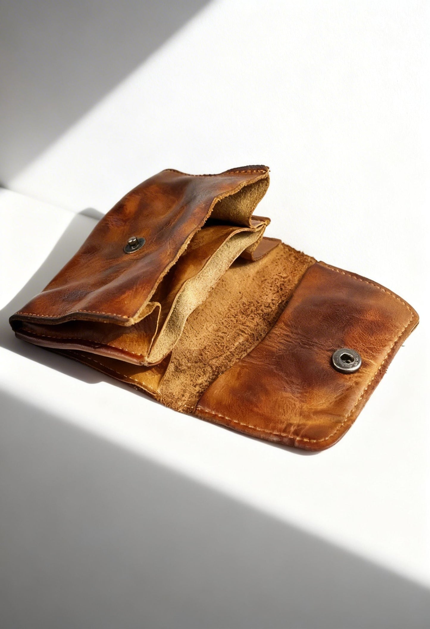 Lifestyle shot of a man using the slim credit card case and coin purse