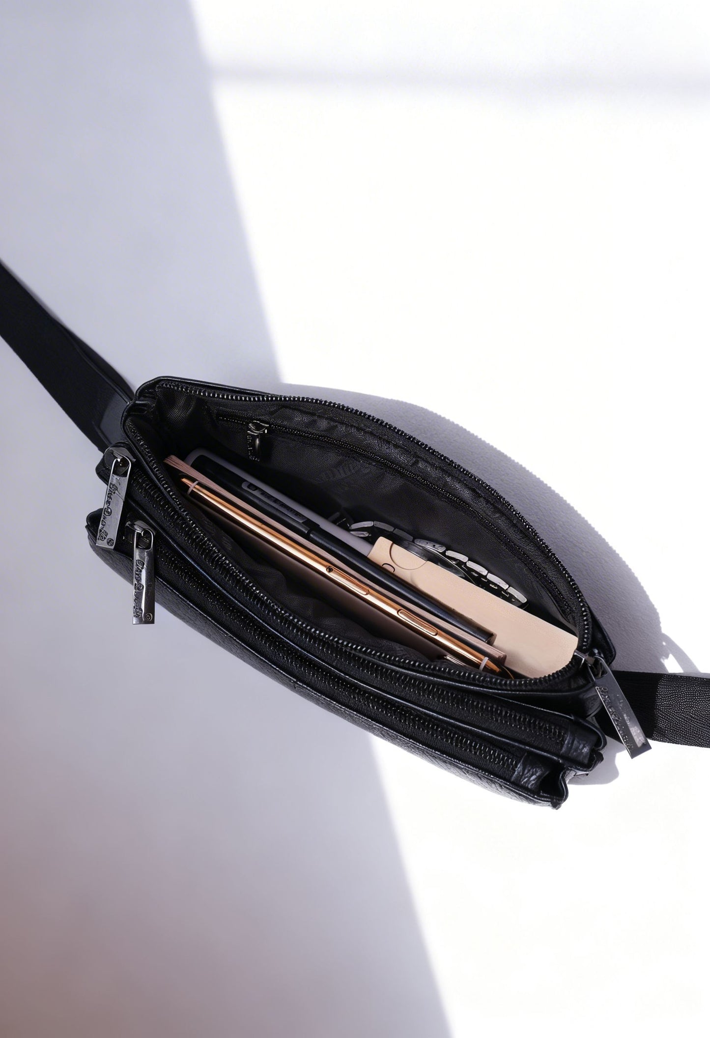 Vintage Waist Bag VintageWaist — Genuine Leather Retro Style - Zipper and Hardware Close-Up