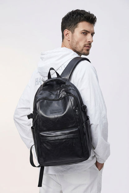 Mochila PU Leather NordicVoyage marrom vista lateral com alça de ombro