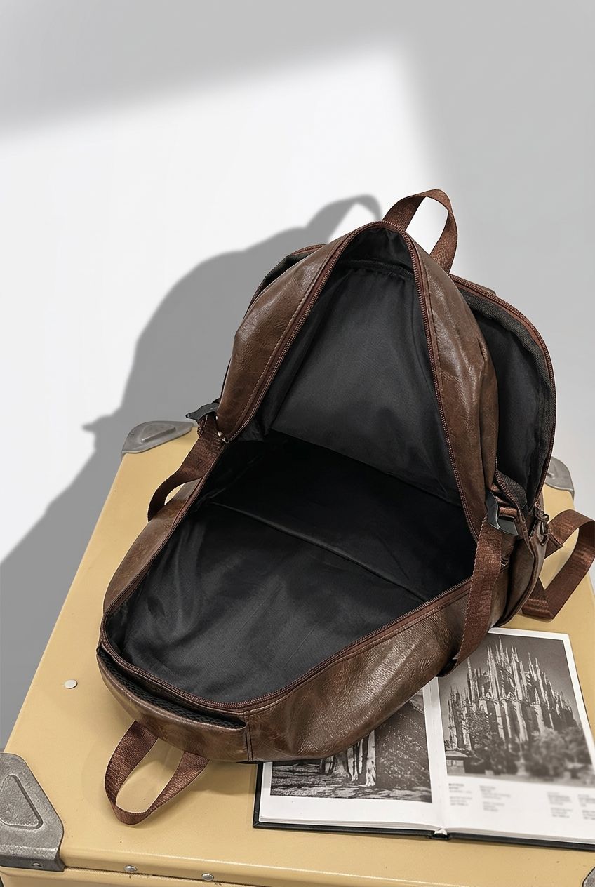 Mochila PU Leather NordicVoyage marrom vista superior com compartimento principal aberto