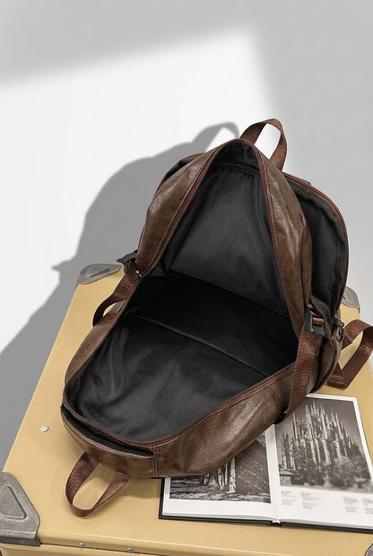 Mochila PU Leather NordicVoyage marrom vista superior com compartimento principal aberto
