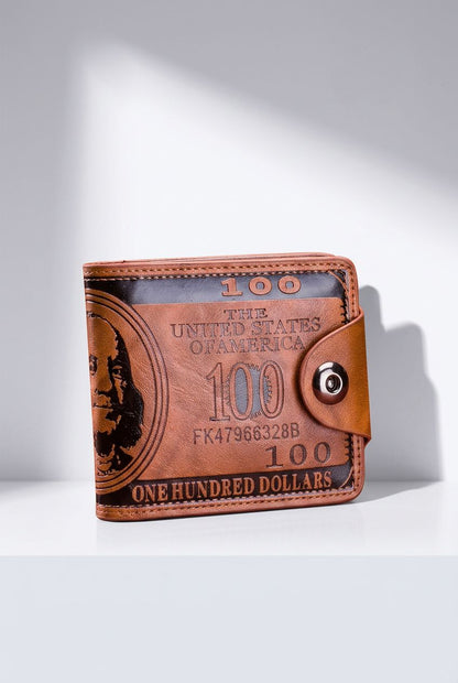 Carteira masculina bifold de couro marrom com fecho de botão, design de nota de 100 dólares em relevo e dimensões visíveis, com caixa de café ao fundo