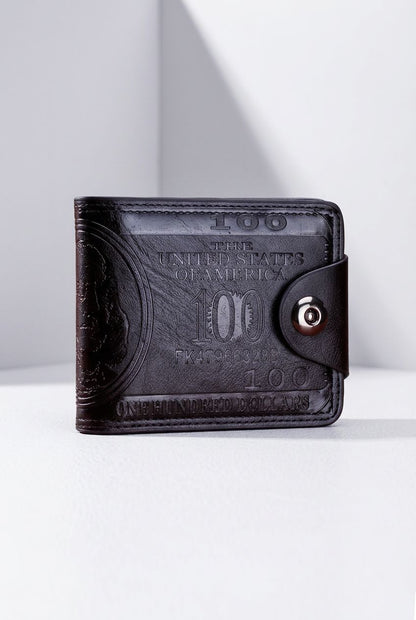 Carteira masculina bifold de couro preta com fecho de botão, design de nota de 100 dólares em relevo, vista frontal em fundo branco