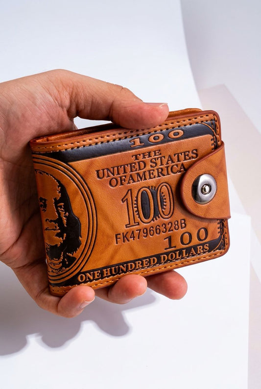 Mão segurando carteira masculina bifold de couro marrom com fecho de botão, design de nota de 100 dólares em relevo, vista frontal