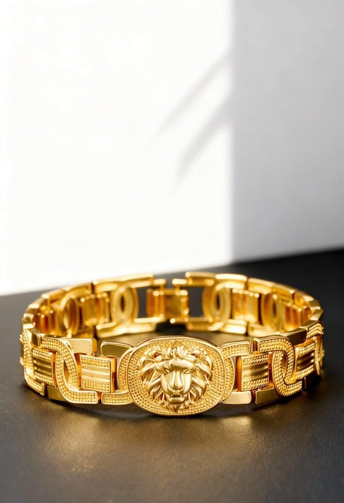 Majestic Lion Gold Bracelet - Vintage Elegance for Men - Menloft